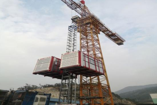 Builder Mast Hoist Used In Building Construction